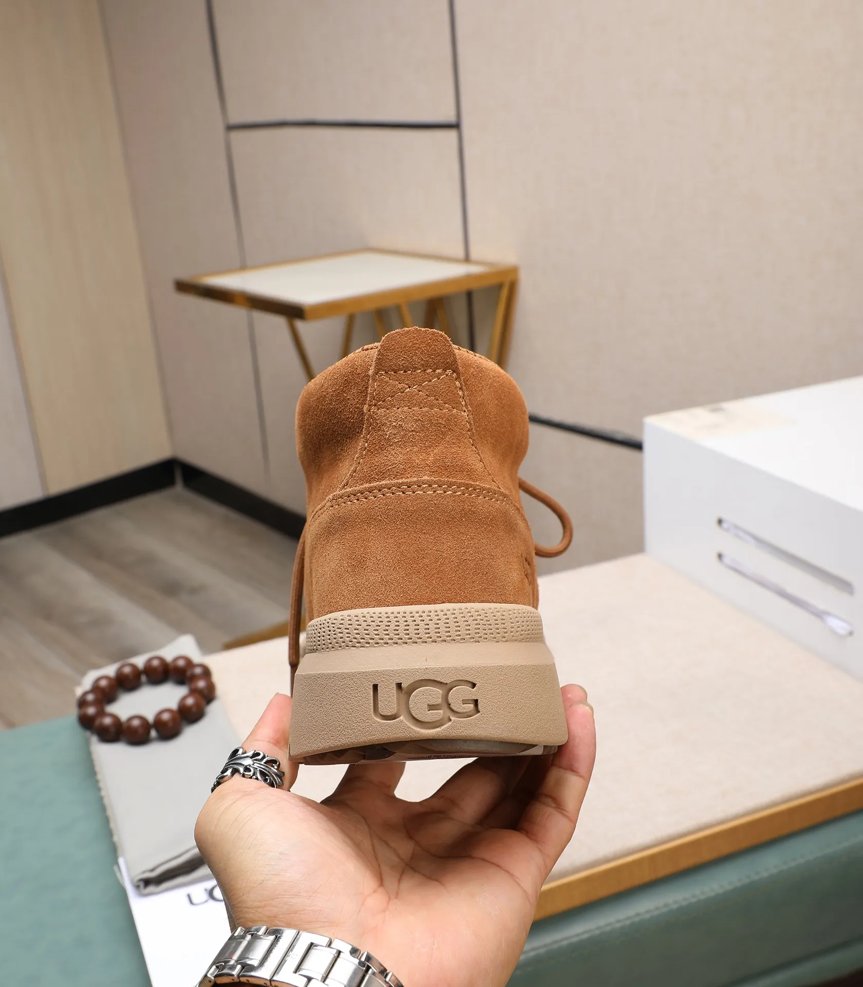Men's shoes 💰620 Please note the quality of the original order and compare the thickness of the wool 🏮🏮 Popular UGG from Australia's warm luxury brand men's shoes, the official website is synchronized, Beckham men's style..., made of imported top-layer waxed cowhide, waxed toe cap, Australian genuine wool velvet lining Carefully sewn...Imported rubber Martin boots outsole (comfortable, soft and wear-resistant). I really like the quality..Exquisite workmanship. You can't put it down at first sight. Size 39-44